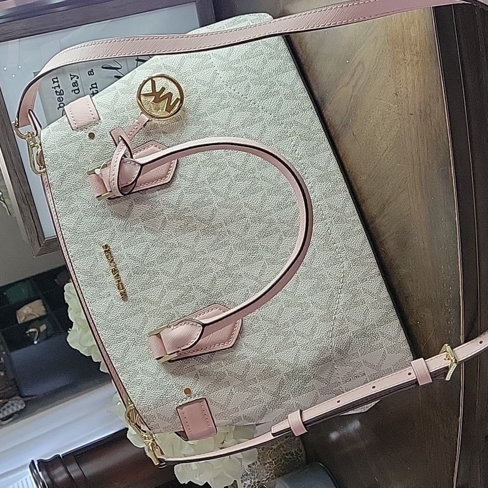 Absolutely gorgeous Michael kors bag